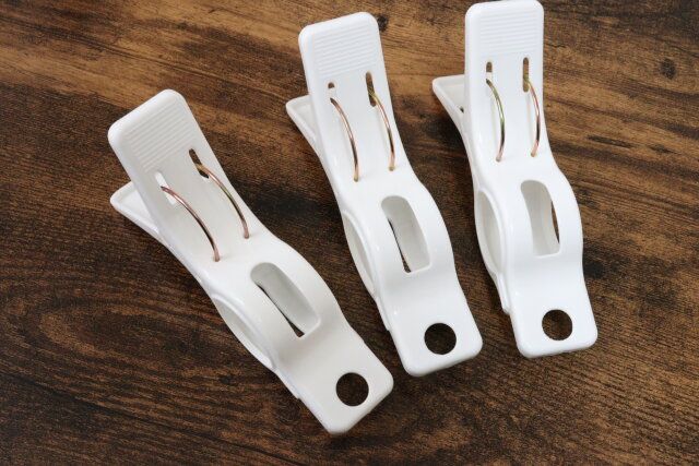 ハンガーも固定できる洗濯バサミ（3個） ダイソー 形