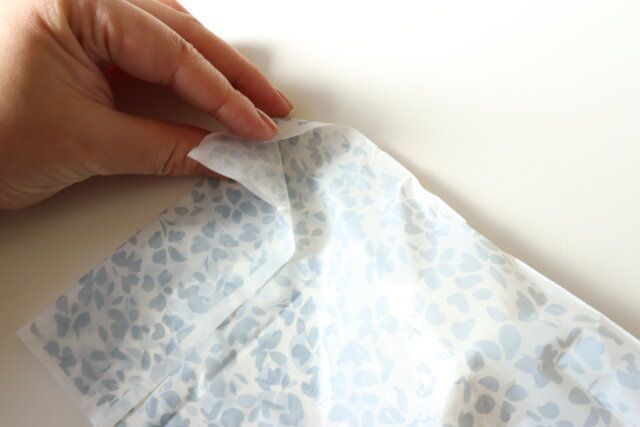 テープ付き携帯ポリ袋 封をする