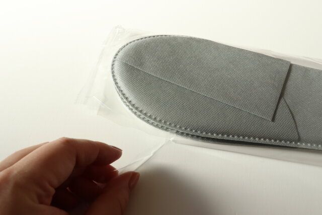 不織布スリッパ（2足、グレー） 開封