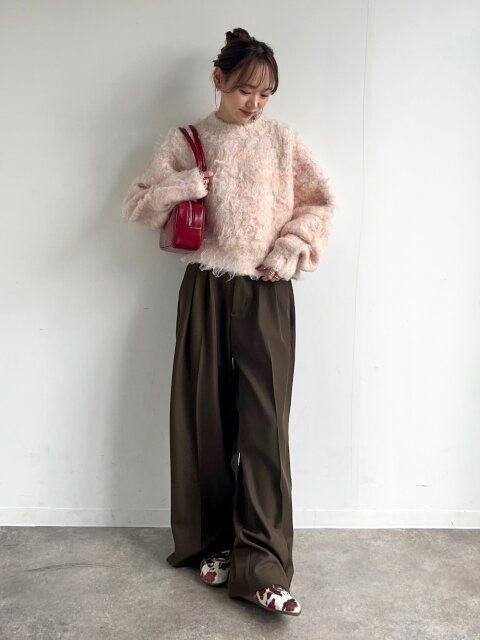 2025冬大人女性おすすめピンクシャギーニットコーデ