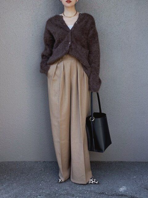 2025冬大人女性おすすめブラウンシャギーニットカーディガンコーデ