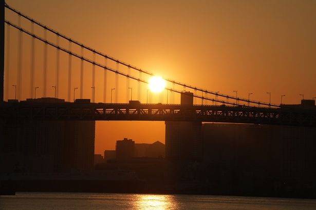 沈む太陽のほうが昼間の太陽より大きく見えるのはどうして？ （C）ライダー写真家はじめ／PIXTA