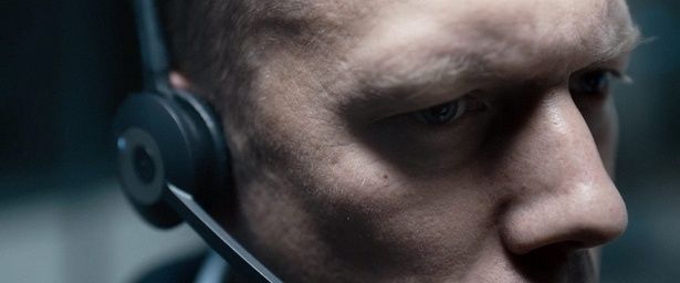 わずかな音の手掛かりを頼りに誘拐事件を捜査していく『THE GUILTY ギルティ』 [c]Everett Collection/AFLO