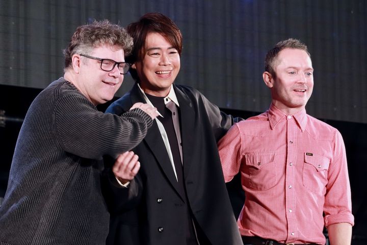 （左から）ショーン・アスティン、浪川大輔、イライジャ・ウッド 東京コミックコンベンション 2025「セレブステージ」の様子 クランクイン！ width=