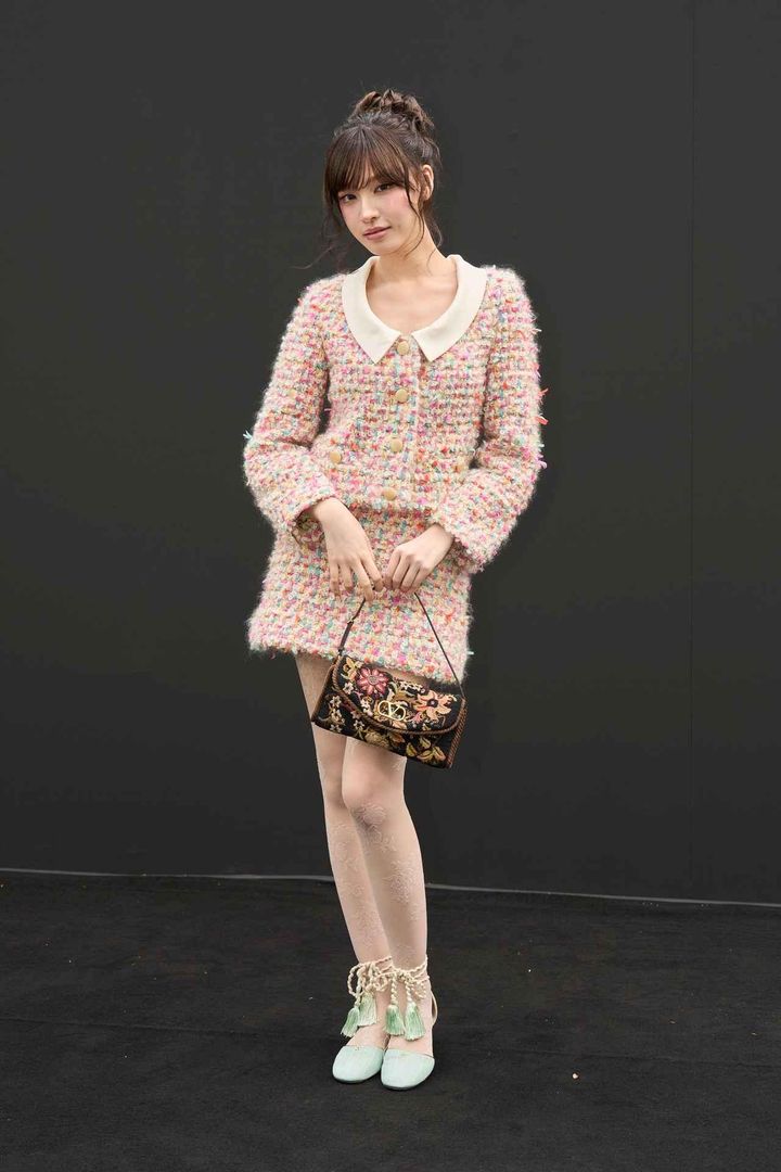 画像: 【IVE リズ】レトロ & モダンな王道ヒロインルック