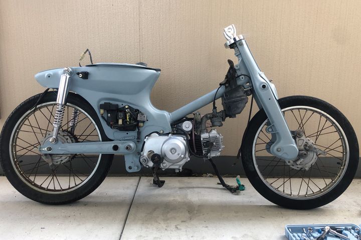 わずか○日で完成！アイボリー＆ブラウンの統一感が光るカブカスタムの詳細と費用対効果