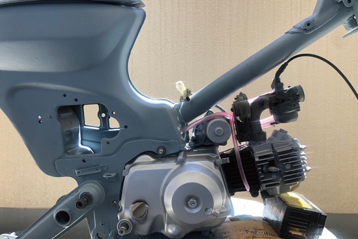 わずか○日で完成！アイボリー＆ブラウンの統一感が光るカブカスタムの詳細と費用対効果