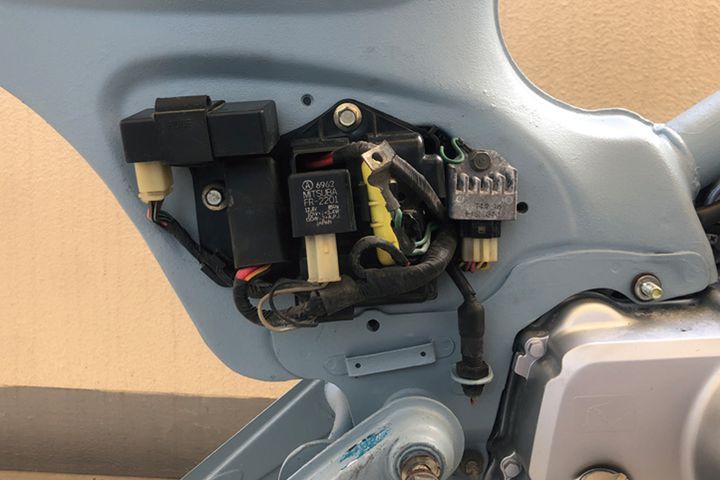 わずか○日で完成！アイボリー＆ブラウンの統一感が光るカブカスタムの詳細と費用対効果