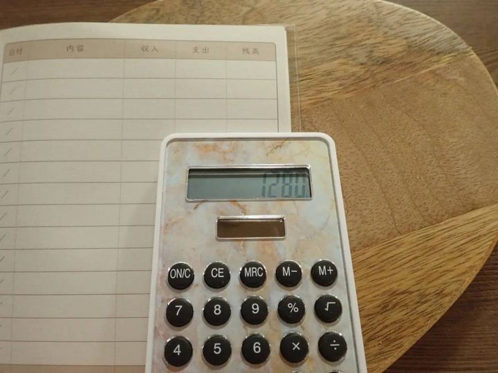 DAISO(ダイソー)：プリント電卓(ウッドandストーン調)