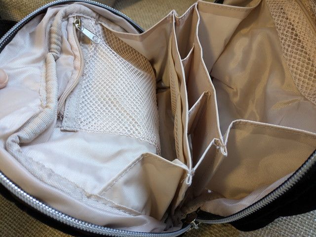 HELLO KITTY × BRILMY VELOUR TINY CHUMミニコスメポーチ内側の仕切りとメッシュポケット