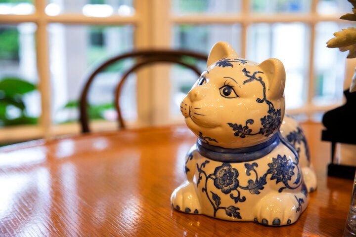 横浜港を望むレトロな喫茶室「ティールーム霧笛」で文学の息吹にふれる午後のひととき