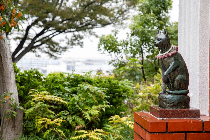 横浜港を望むレトロな喫茶室「ティールーム霧笛」で文学の息吹にふれる午後のひととき