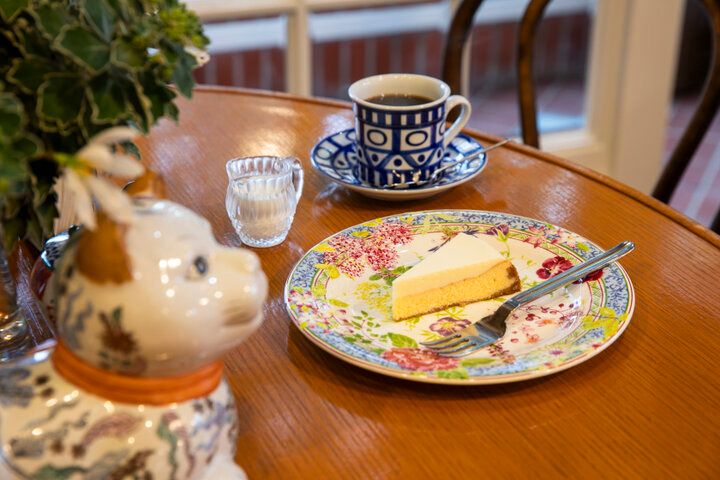 横浜港を望むレトロな喫茶室「ティールーム霧笛」で文学の息吹にふれる午後のひととき