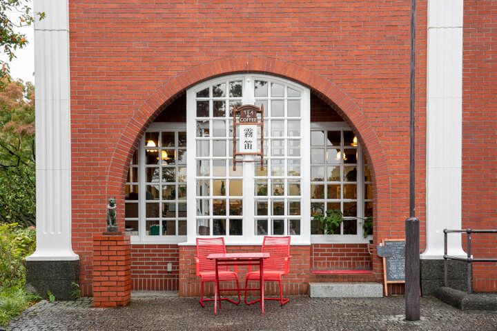 横浜港を望むレトロな喫茶室「ティールーム霧笛」で文学の息吹にふれる午後のひととき