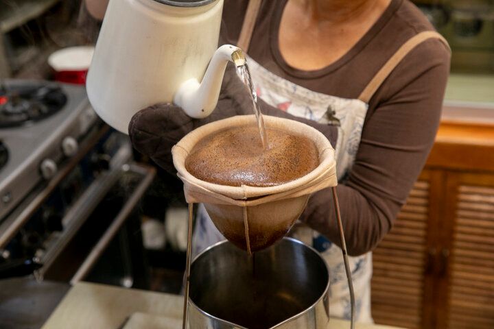 横浜港を望むレトロな喫茶室「ティールーム霧笛」で文学の息吹にふれる午後のひととき