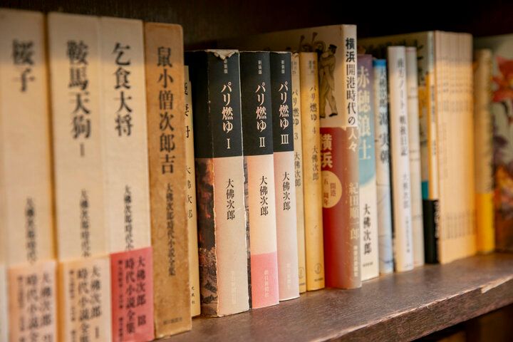 横浜港を望むレトロな喫茶室「ティールーム霧笛」で文学の息吹にふれる午後のひととき