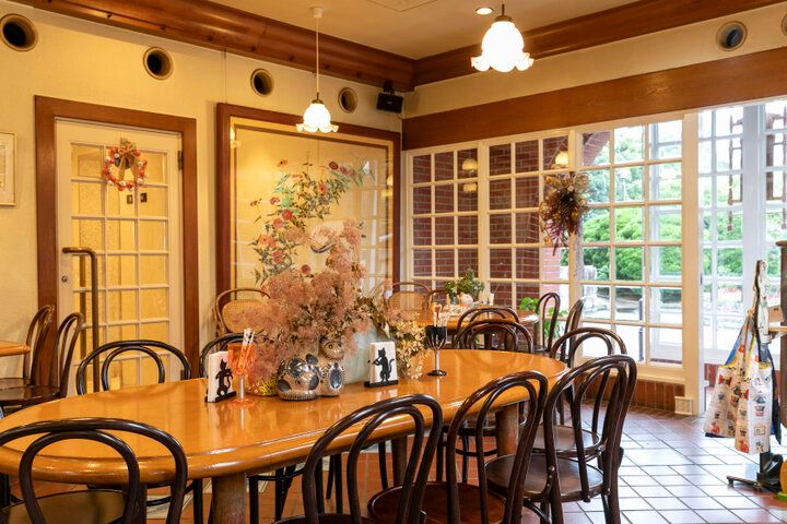 横浜港を望むレトロな喫茶室「ティールーム霧笛」で文学の息吹にふれる午後のひととき