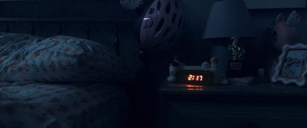 ある水曜日の2時17分に子どもたちが集団失踪…その真相とは？ [c] 2025 Warner Bros. Entertainment. All Rights Reserved