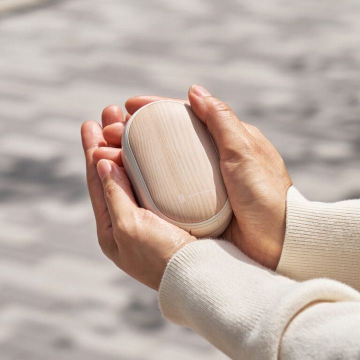 両手で使えるシェアカイロ モバイルバッテリー機能付 -Premium WOOD-￥4,378／ライフオンプロダクツ