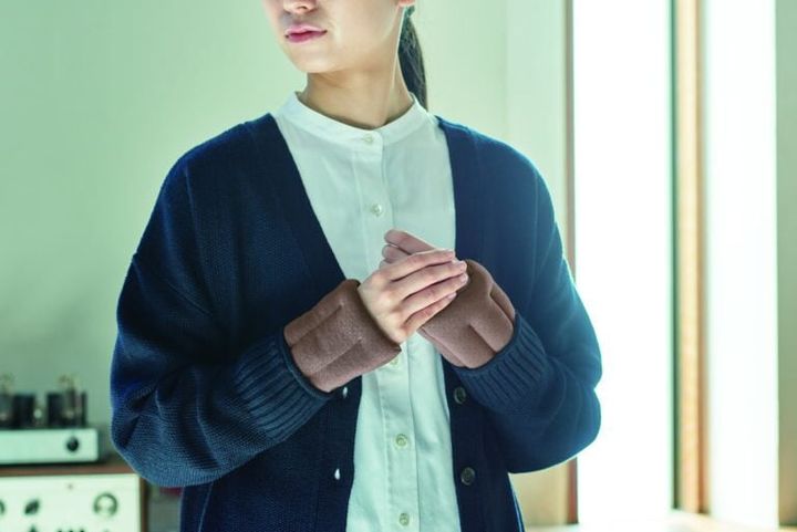 手首あったかビーズウォーマー ブラウン￥3,850／＆ONDO