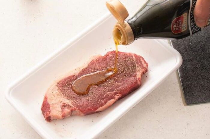 パスタ世界一シェフが教える「小さじ2杯かけるだけで、安い肉が熟成肉の味わいになる裏ワザ」がすごい！