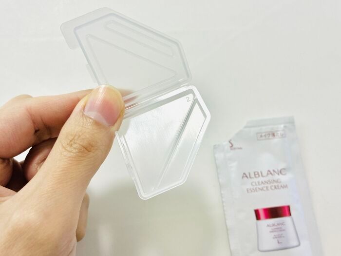 【セリア】コスメのもったいないを救う〈超実用アイテム〉発見！長年のモヤモヤをすっきり解決「気持ちよくフィットします♡」