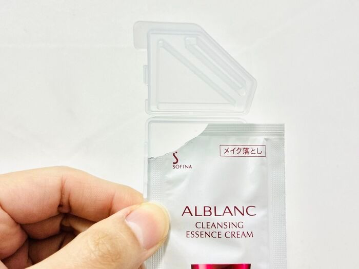 【セリア】コスメのもったいないを救う〈超実用アイテム〉発見！長年のモヤモヤをすっきり解決「気持ちよくフィットします♡」