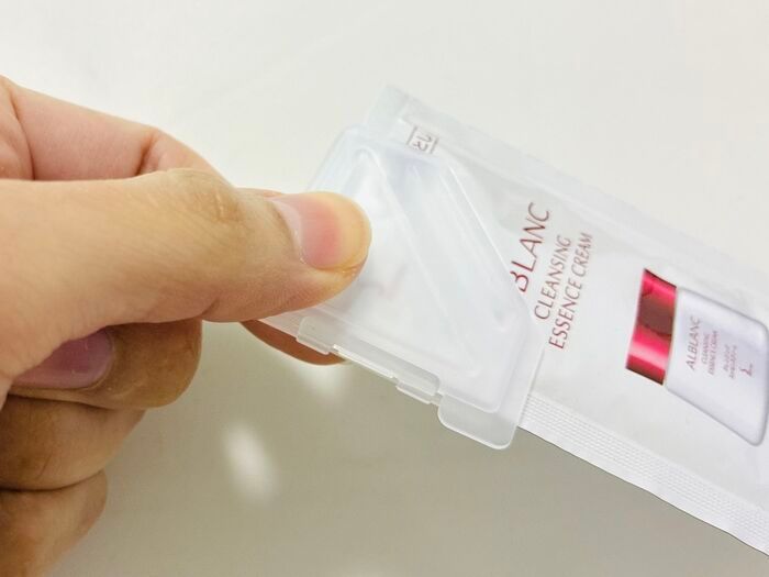 【セリア】コスメのもったいないを救う〈超実用アイテム〉発見！長年のモヤモヤをすっきり解決「気持ちよくフィットします♡」