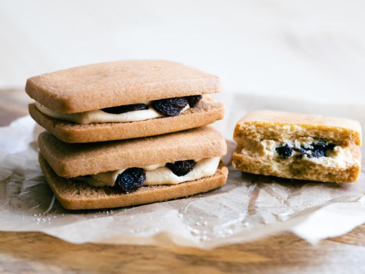 All About ニュース編集部が全国250人を対象に実施した職場で配りたいお土産に関するアンケートの調査結果から、職場で配りたい「北海道のお土産」ランキングを発表！ 2位「マルセイバターサンド（六花亭）」を抑えた1位は？