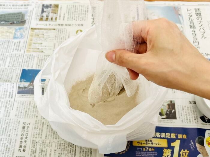 香炉の『お線香の灰』どうやって掃除する？→意外なキッチングッズが大活躍♪