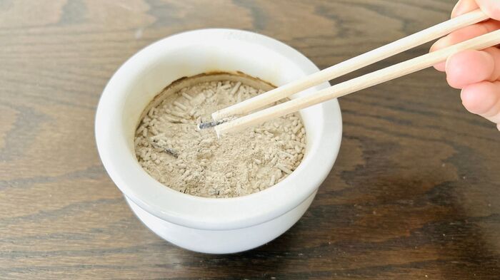 香炉の『お線香の灰』どうやって掃除する？→意外なキッチングッズが大活躍♪