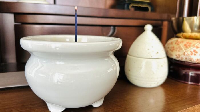 香炉の『お線香の灰』どうやって掃除する？→意外なキッチングッズが大活躍♪