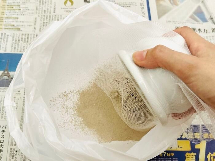 香炉の『お線香の灰』どうやって掃除する？→意外なキッチングッズが大活躍♪