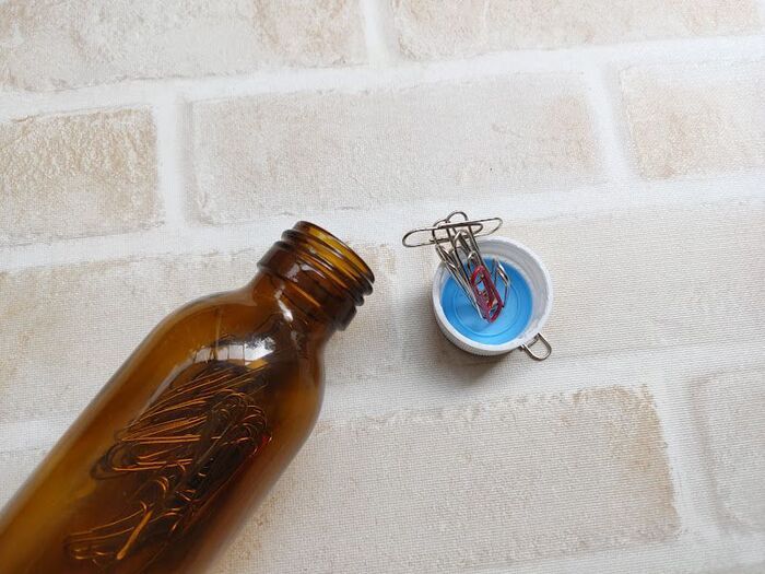 ペットボトルの『フタの裏側』に注目！磁石を仕込んだら→想像以上に便利だった♡