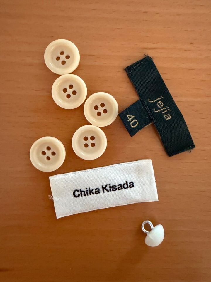 上林さん_１２月ブログ洋服の染め直し_ボタン・タグ