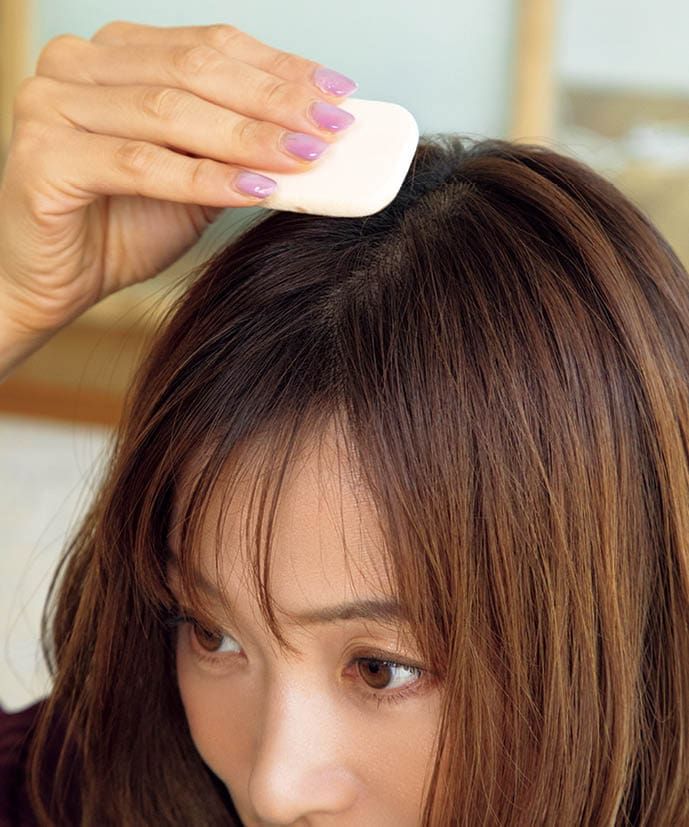 白髪の目立つ分け目や生え際にのせます。地肌につかないよう、軽いタッチでのせましょう。鏡を見ながら周囲の黒髪となじませていくと自然に。