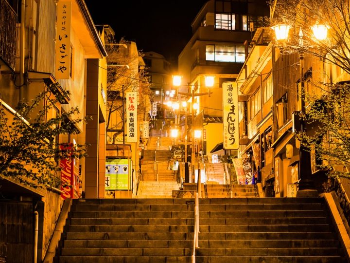 All About ニュース編集部が全国250人を対象に実施した温泉地の調査結果から、長期休みに行きたいと思う「群馬県（草津・四万・伊香保・水上エリア）の温泉地」ランキングを発表！ 2位「伊香保温泉」を抑えた1位は？