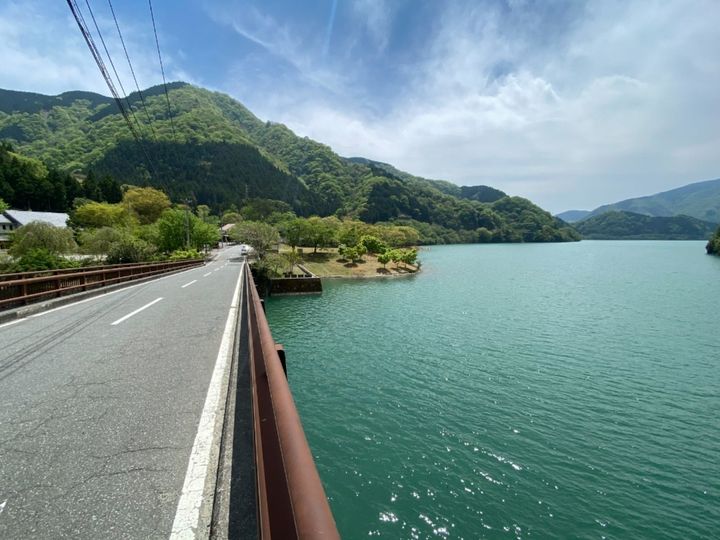 All About ニュース編集部が全国250人を対象に実施した「長期休みに行きたい穴場秘境に関するアンケート」の調査結果から、「神奈川県の穴場秘境」ランキングを発表！ 2位「中川温泉渓谷」を抑えた1位は？