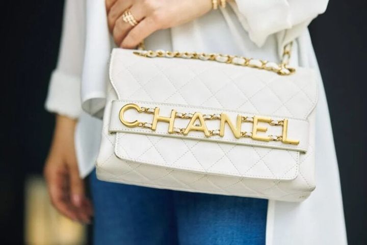 「遊び心があるデザインを選ぶことが多いです」という柴田さんが合わせた「シャネル」のバッグは、シンプルコーデのアクセントに。