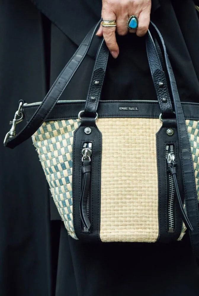 バッグは「ディーゼル」。「長年愛用しているかごバッグはところどころにデニムがあしらわれ、程よいカジュアル感をプラス」