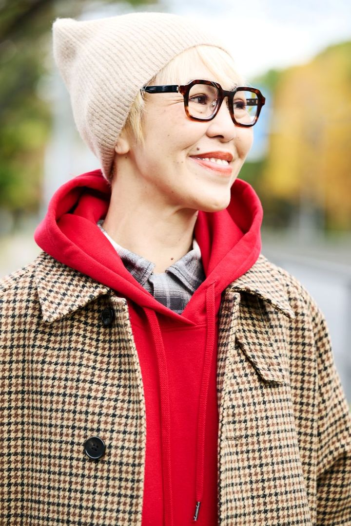 パーカー＆チェックシャツを重ね着