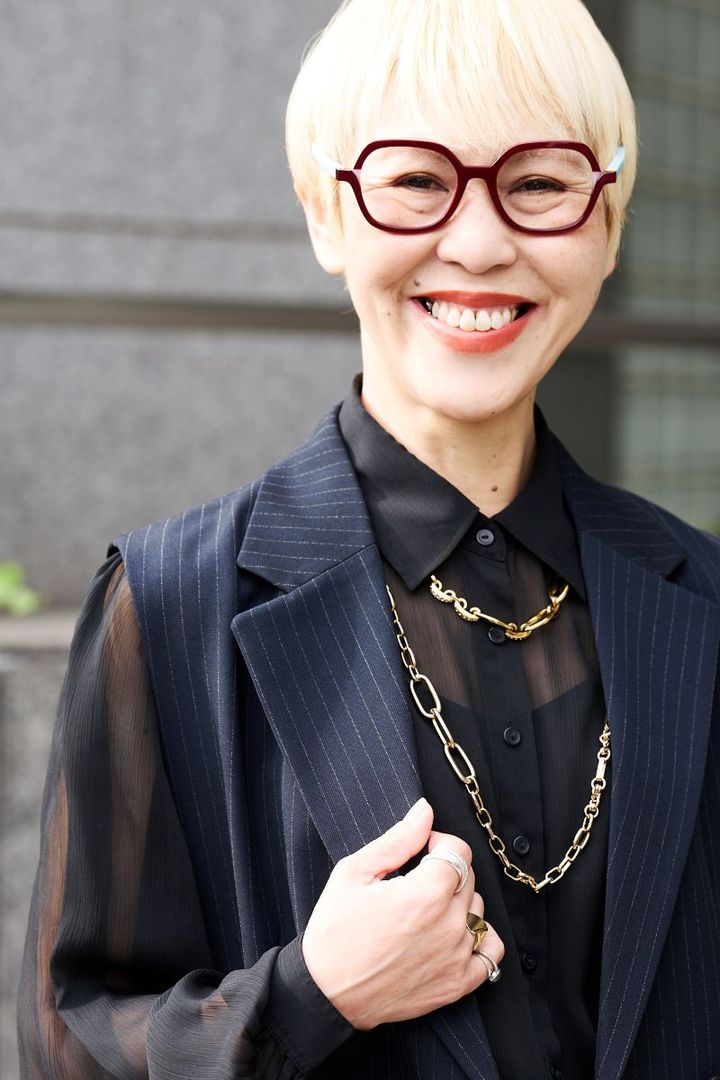 大ぶりのゴールドネックレスで華を添える