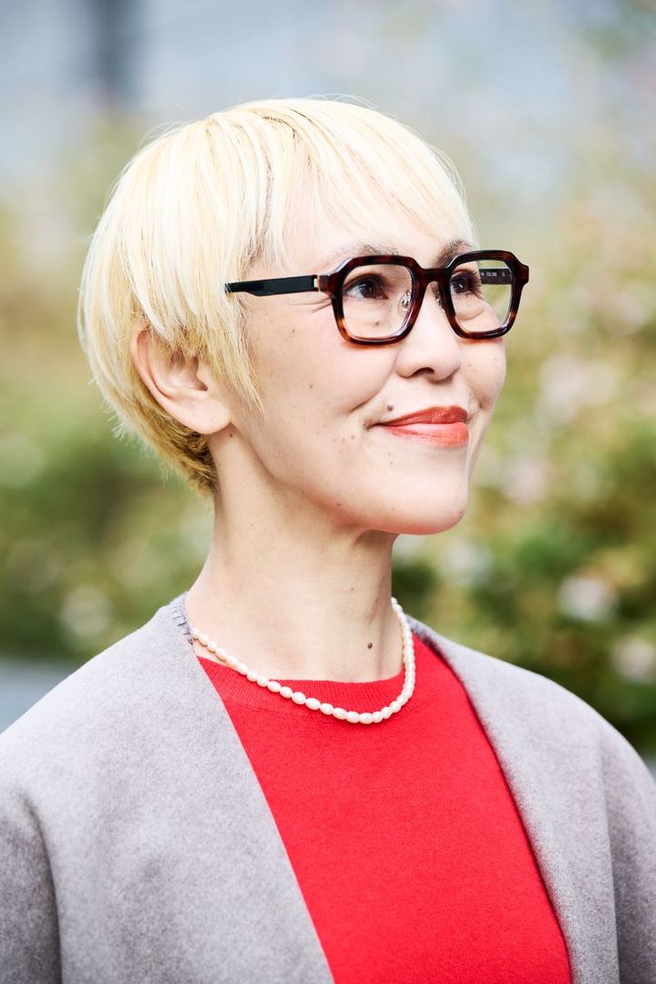 ユニクロのカシミヤセーターにネックレスが華やか