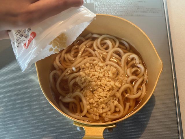 天かすを入れる