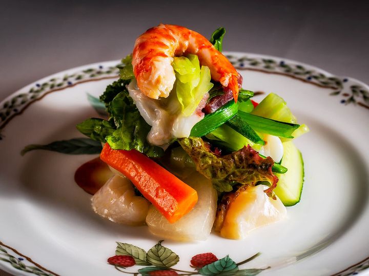 新橋『ビストロカシュカシュ』の「季節の野菜と魚介のサラダ」