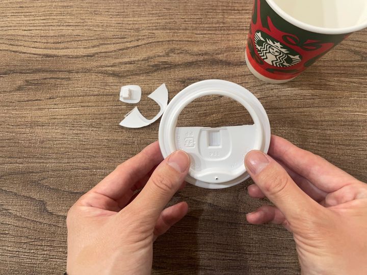 カッターなどでフタに穴を開ける