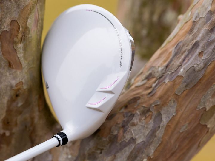 力いっぱい振らなくても飛ぶって最高！ 新作ドライバーを試してみた