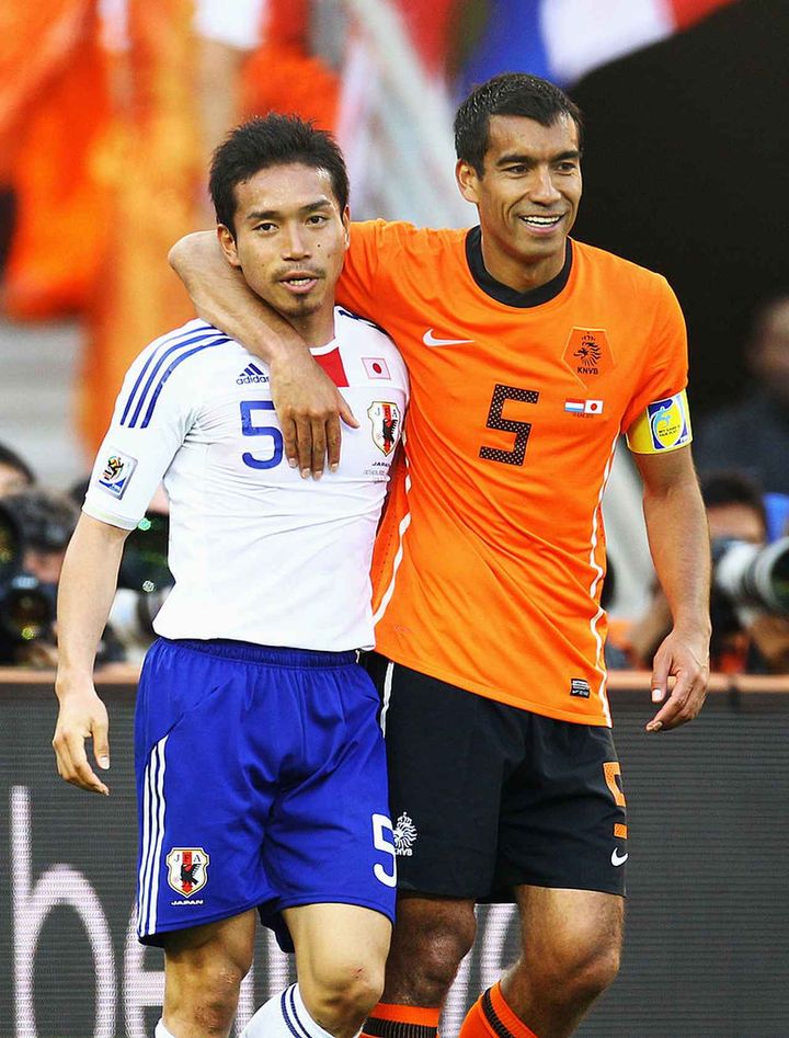 画像: 2010年ワールドカップでの長友とオランダ代表DFファンブロンクホルスト (C)Getty Images