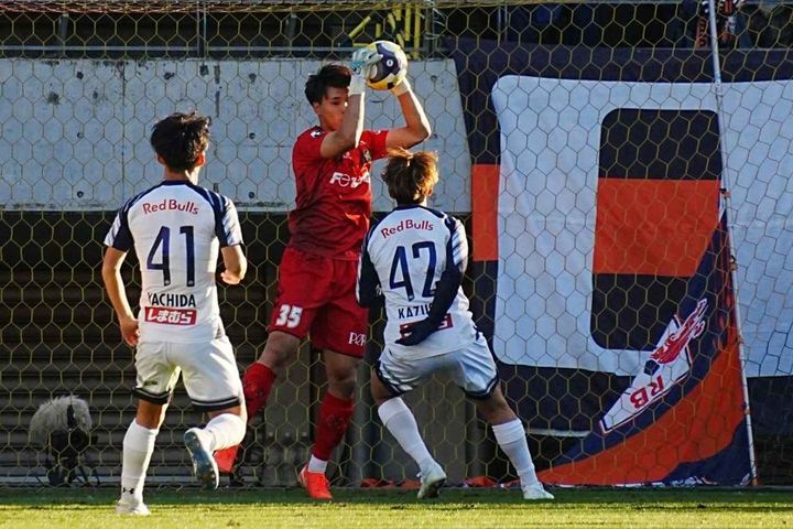 画像: キャッチする若原（写真：縄手猟）