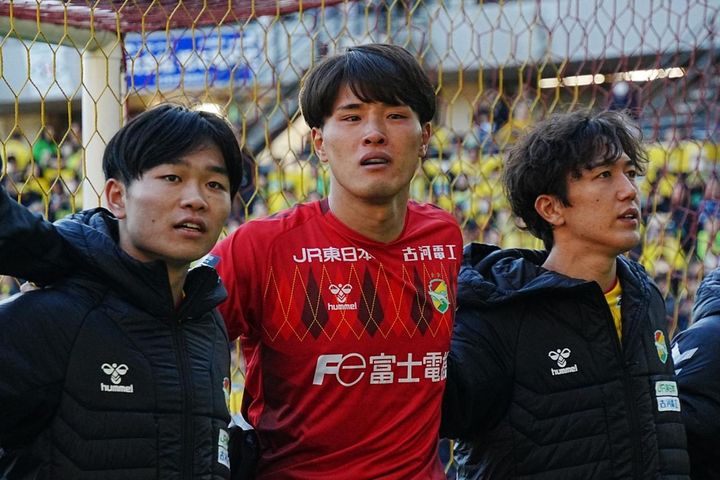 画像: 試合終了後の若原（中央、写真：縄手猟）